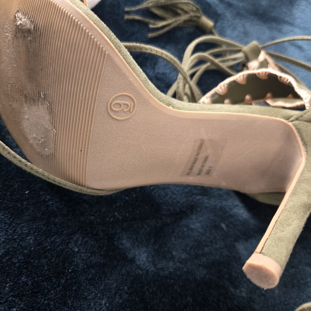 Heels - Picture 2 of 4